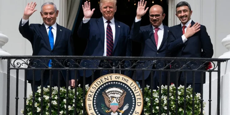 (De izq. a der.) El primer ministro Benjamin Netanyahu, el presidente estadounidense Donald Trump, el ministro de Asuntos Exteriores de Bahréin, Khalid bin Ahmed Al Khalifa, y el ministro de Asuntos Exteriores de los Emiratos Árabes Unidos, Abdullah bin Zayed al-Nahyan, posan para una foto en el Balcón del Salón Azul después de firmar los Acuerdos de Abraham durante una ceremonia en el Jardín Sur de la Casa Blanca en Washington, el 15 de septiembre de 2020. (Foto AP/Alex Brandon, Archivo)