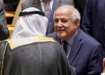El embajador palestino, Riyad Mansour, llega al Salón de la Asamblea general, el lunes 22 de septiembre de 2025, en la sede de la ONU. (Foto AP/Angelina Katsanis)
