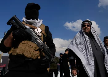 Miembros de un grupo militante chií iraquí asisten al funeral de un combatiente de la milicia terrorista Kataeb Hezbolá que murió en un ataque aéreo estadounidense, en Bagdad, Irak, el 25 de enero de 2024. (Foto AP/Hadi Mizban)