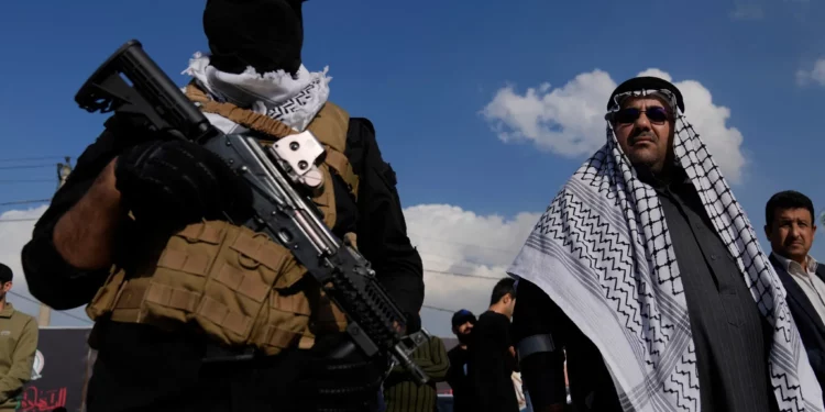 Miembros de un grupo militante chií iraquí asisten al funeral de un combatiente de la milicia terrorista Kataeb Hezbolá que murió en un ataque aéreo estadounidense, en Bagdad, Irak, el 25 de enero de 2024. (Foto AP/Hadi Mizban)