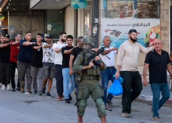 Soldados israelíes detienen a palestinos durante una redada tras un ataque a un vehículo militar israelí cerca del cruce de Nitzanei Oz, al oeste de Tulkarem, en Judea y Samaria, el 11 de septiembre de 2025. (Jaafar ASHTIYEH / AFP)