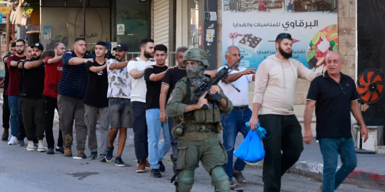 Soldados israelíes detienen a palestinos durante una redada tras un ataque a un vehículo militar israelí cerca del cruce de Nitzanei Oz, al oeste de Tulkarem, en Judea y Samaria, el 11 de septiembre de 2025. (Jaafar ASHTIYEH / AFP)