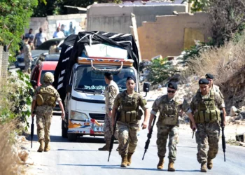 Soldados del ejército libanés hacen guardia mientras un camión cargado de armas sale del campo de refugiados palestinos de Beddawi, cerca de la ciudad norteña de Trípoli, el 13 de septiembre de 2025 (Fathi AL-MASRI / AFP)