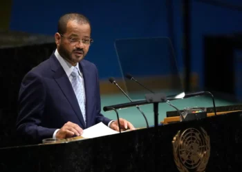 El ministro de Asuntos Exteriores de Omán, Badr al-Busaidi, se dirige al 80.º periodo de sesiones de la Asamblea general de las Naciones Unidas el 27 de septiembre de 2025 en la sede de la ONU. (AP/Pamela Smith)