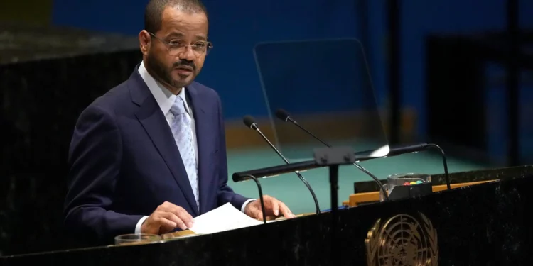 El ministro de Asuntos Exteriores de Omán, Badr al-Busaidi, se dirige al 80.º periodo de sesiones de la Asamblea general de las Naciones Unidas el 27 de septiembre de 2025 en la sede de la ONU. (AP/Pamela Smith)