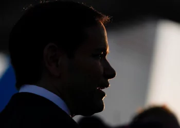 El secretario de Estado de Estados Unidos, Marco Rubio, habla con la prensa al partir de Tel Aviv hacia Qatar tras una visita oficial, en el Aeropuerto Internacional Ben Gurion el 16 de septiembre de 2025. (Nathan Howard / POOL / AFP)