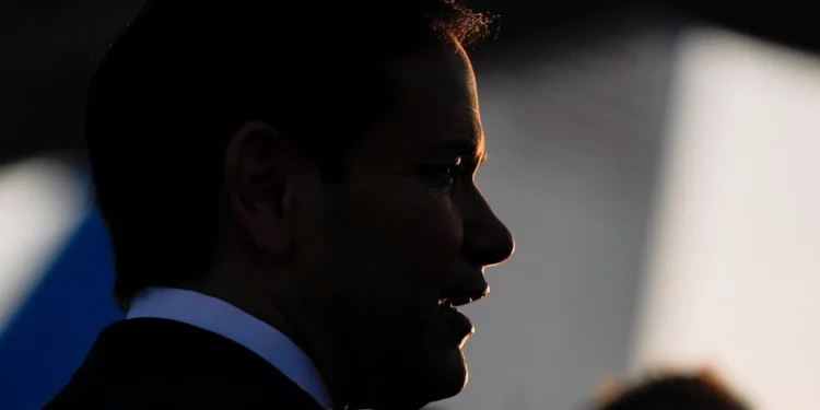 El secretario de Estado de Estados Unidos, Marco Rubio, habla con la prensa al partir de Tel Aviv hacia Qatar tras una visita oficial, en el Aeropuerto Internacional Ben Gurion el 16 de septiembre de 2025. (Nathan Howard / POOL / AFP)