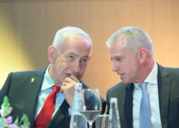 El primer ministro, Benjamin Netanyahu (izquierda), y el director del Mossad, David Barnea, en la ceremonia de entrega del Premio al primer ministro en Jerusalén, el 17 de septiembre de 2025. (Amos Ben Gershom/GPO)