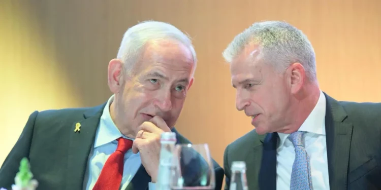 El primer ministro, Benjamin Netanyahu (izquierda), y el director del Mossad, David Barnea, en la ceremonia de entrega del Premio al primer ministro en Jerusalén, el 17 de septiembre de 2025. (Amos Ben Gershom/GPO)