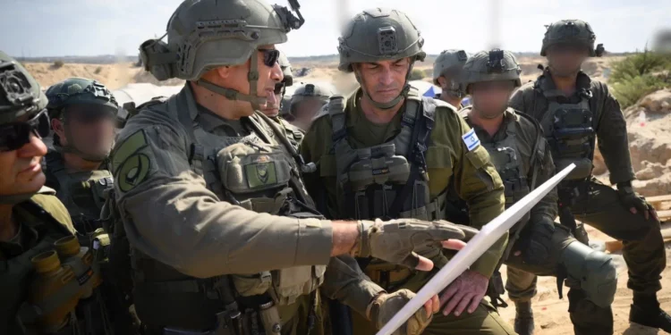 El Jefe del Estado Mayor de las FDI, teniente general Eyal Zamir (derecha), habla con el comandante de la 98.ª División, general de Brigada Guy Levi, y otros oficiales en la ciudad de Gaza, el 16 de septiembre de 2025. (Fuerzas de Defensa de Israel)