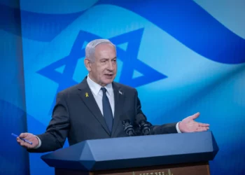 El primer ministro, Benjamín Netanyahu, habla en su despacho en Jerusalén, el 15 de septiembre de 2025. (Chaim Goldberg/Flash90)