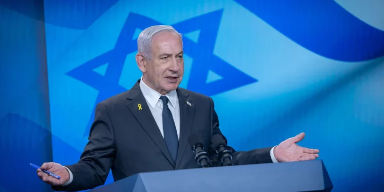 El primer ministro, Benjamín Netanyahu, habla en su despacho en Jerusalén, el 15 de septiembre de 2025. (Chaim Goldberg/Flash90)