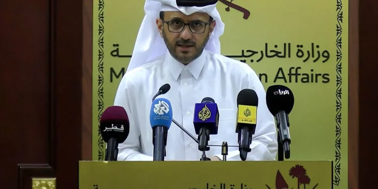 Esta captura de pantalla de AFPTV muestra al portavoz del Ministerio de Asuntos Exteriores de Qatar, Majed al-Ansari, hablando durante una rueda de prensa en Doha el 17 de junio de 2025. (Jacqueline PENNEY / AFPTV / AFP)