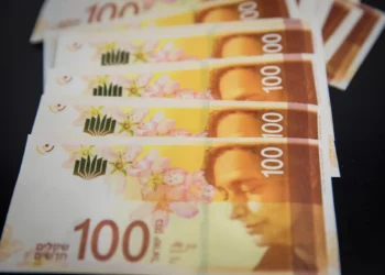 Ilustrativo: Billetes de 100 shekels, vistos el 31 de diciembre de 2017. (Nati Shohat/Flash90)