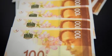 Ilustrativo: Billetes de 100 shekels, vistos el 31 de diciembre de 2017. (Nati Shohat/Flash90)