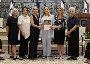 Los autores del informe del Proyecto Dinah sobre la violencia sexual ocurrida el 7 de octubre y desde entonces aparecen en la foto con la primera dama Michal Herzog (centro) en la residencia presidencial, Jerusalén, el 8 de julio de 2025. (Itzik Biran)