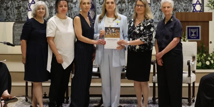 Los autores del informe del Proyecto Dinah sobre la violencia sexual ocurrida el 7 de octubre y desde entonces aparecen en la foto con la primera dama Michal Herzog (centro) en la residencia presidencial, Jerusalén, el 8 de julio de 2025. (Itzik Biran)
