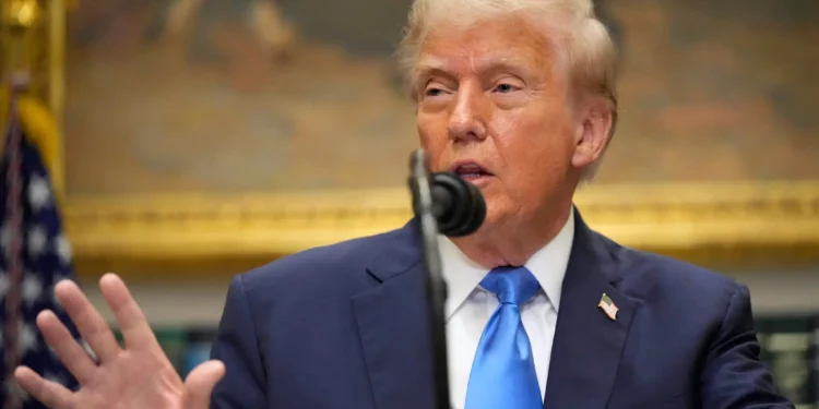 El presidente de Estados Unidos, Donald Trump, habla en la Sala Roosevelt de la Casa Blanca, el 22 de septiembre de 2025, en Washington. (Foto AP/Mark Schiefelbein)
