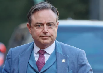 El primer ministro belga, Bart De Wever, llega a una cumbre de la UE en el Palacio Egmont de Bruselas, el 3 de febrero de 2025. (Geert Vanden Wijngaert/AP)