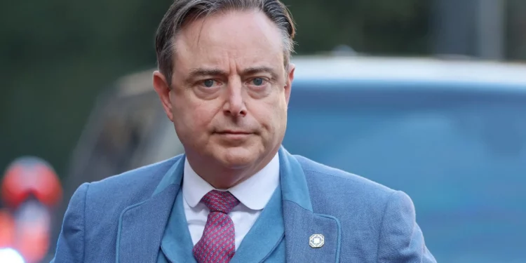 El primer ministro belga, Bart De Wever, llega a una cumbre de la UE en el Palacio Egmont de Bruselas, el 3 de febrero de 2025. (Geert Vanden Wijngaert/AP)
