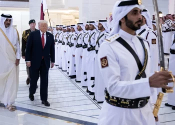 El emir de Qatar, el jeque Tamim bin Hamad al-Thani (der.), recibe al presidente estadounidense Donald Trump en Doha, el 14 de mayo de 2025. (Brendan Smialowski / AFP)