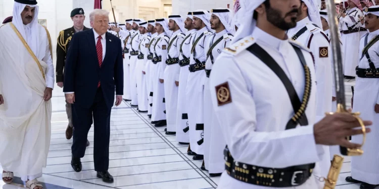 El emir de Qatar, el jeque Tamim bin Hamad al-Thani (der.), recibe al presidente estadounidense Donald Trump en Doha, el 14 de mayo de 2025. (Brendan Smialowski / AFP)