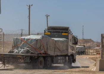 Camiones cargados con ayuda humanitaria ingresan a la Franja de Gaza desde el lado israelí de la frontera el 4 de septiembre de 2025. (Yonatan Sindel/Flash90)