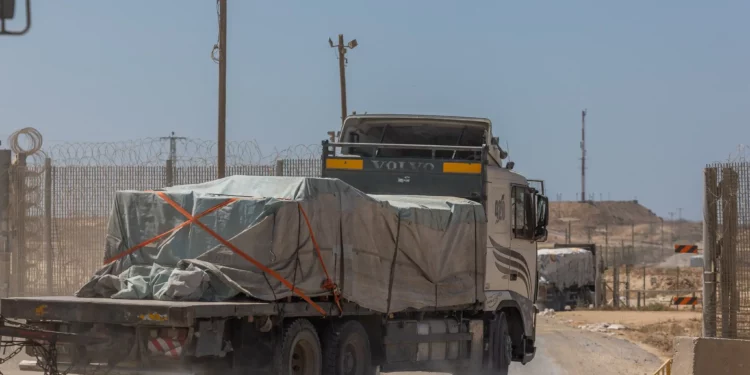 Camiones cargados con ayuda humanitaria ingresan a la Franja de Gaza desde el lado israelí de la frontera el 4 de septiembre de 2025. (Yonatan Sindel/Flash90)