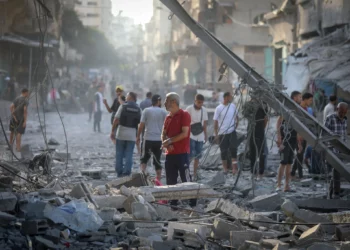 Palestinos miran entre los escombros tras un ataque aéreo israelí contra una casa en el campo de refugiados de Shati, al oeste de la ciudad de Gaza, el 26 de septiembre de 2025. (Fathi Ibrahim/FLASH90)