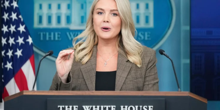 La secretaria de prensa de la Casa Blanca, Karoline Leavitt, habla durante una conferencia de prensa en la Casa Blanca, en Washington, el lunes 22 de septiembre de 2025. (Foto AP/Mark Schiefelbein)