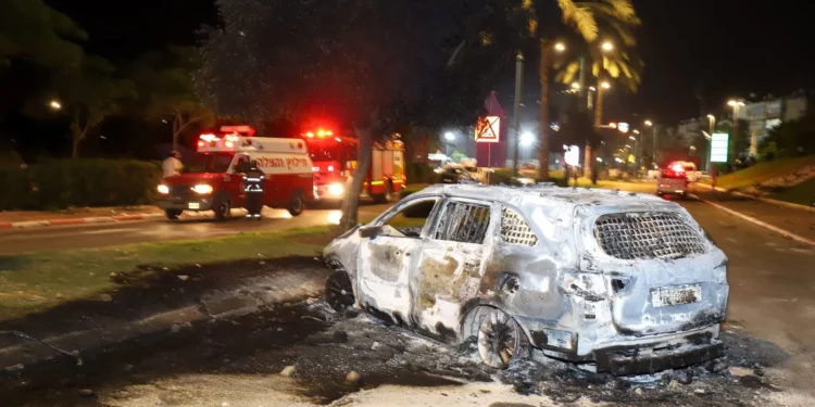 Un automóvil incendiado por residentes árabes israelíes durante los disturbios en la ciudad de Lod, en el centro de Israel, el 11 de mayo de 2021. (Yossi Aloni/FLASH90)
