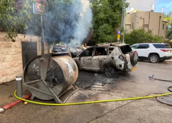 Un contenedor de reciclaje y un automóvil resultaron gravemente dañados tras el incendio del contenedor en Jerusalén, el 3 de septiembre de 2025. (Policía de Israel)