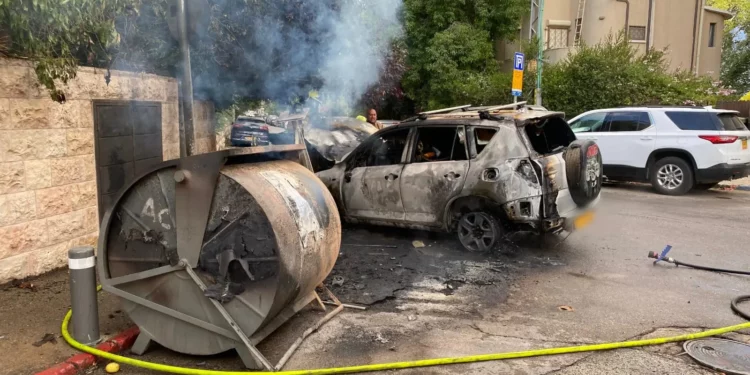 Un contenedor de reciclaje y un automóvil resultaron gravemente dañados tras el incendio del contenedor en Jerusalén, el 3 de septiembre de 2025. (Policía de Israel)