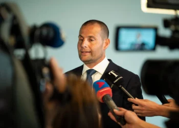El primer ministro de Malta, Robert Abela, habla con periodistas en el Colegio Mediterráneo de Deportes en Birkirkara, Malta, el 4 de mayo de 2025. (René Rossignaud/AP)
