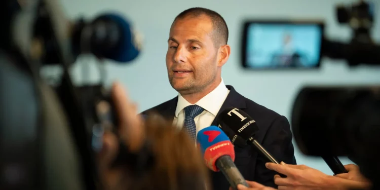 El primer ministro de Malta, Robert Abela, habla con periodistas en el Colegio Mediterráneo de Deportes en Birkirkara, Malta, el 4 de mayo de 2025. (René Rossignaud/AP)