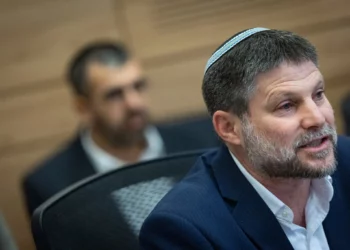 El ministro de Finanzas, Bezalel Smotrich, asiste a una reunión de un comité en la Knéset, Jerusalén, el 14 de agosto de 2025. (Yonatan Sindel/Flash90)