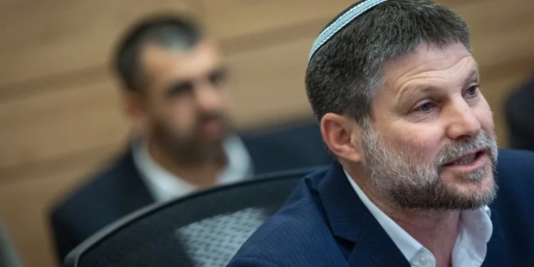 El ministro de Finanzas, Bezalel Smotrich, asiste a una reunión de un comité en la Knéset, Jerusalén, el 14 de agosto de 2025. (Yonatan Sindel/Flash90)