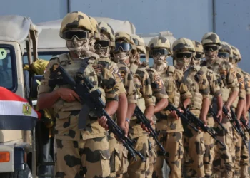 Personal militar egipcio permanece en alerta en el cruce fronterizo de Rafah, entre Egipto y la Franja de Gaza, en Rafah, Egipto, el 31 de octubre de 2023. (AP/Mohammed Asad)