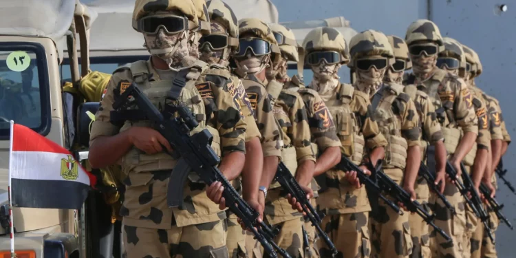 Personal militar egipcio permanece en alerta en el cruce fronterizo de Rafah, entre Egipto y la Franja de Gaza, en Rafah, Egipto, el 31 de octubre de 2023. (AP/Mohammed Asad)