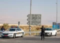 Fuerzas de seguridad israelíes cerca del lugar de un ataque mortal en el cruce fronterizo de Allenby, entre Judea y Samaria y Jordania, el 18 de septiembre de 2025. (Oren Ben Hakoon/Flash90)