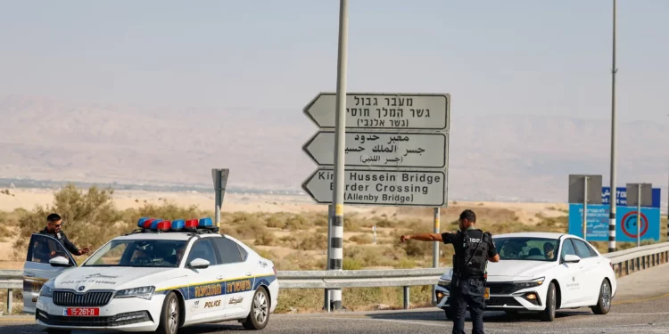 Fuerzas de seguridad israelíes cerca del lugar de un ataque mortal en el cruce fronterizo de Allenby, entre Judea y Samaria y Jordania, el 18 de septiembre de 2025. (Oren Ben Hakoon/Flash90)