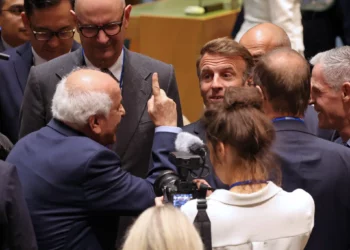 El embajador palestino ante la ONU, Riyad Mansour (izq.), saluda al presidente francés, Emmanuel Macron (centro), a su llegada a la sede de la ONU para la Cumbre de las Naciones Unidas sobre los palestinos, durante la Asamblea general de las Naciones Unidas (AGNU), en Nueva York, el 22 de septiembre de 2025. (Foto: Ludovic MARIN / AFP)