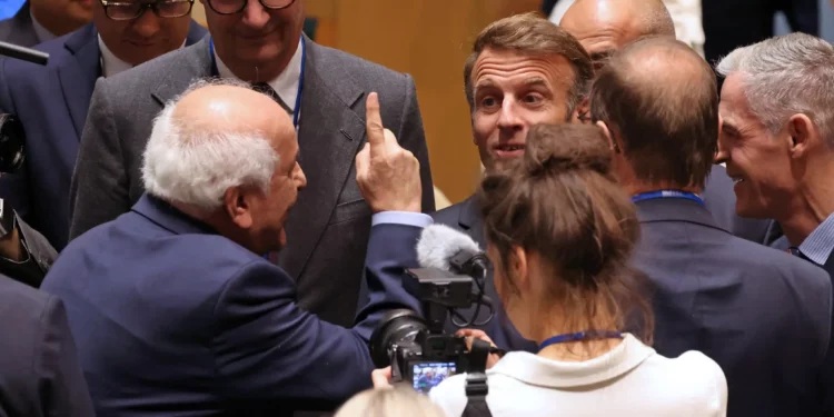 El embajador palestino ante la ONU, Riyad Mansour (izq.), saluda al presidente francés, Emmanuel Macron (centro), a su llegada a la sede de la ONU para la Cumbre de las Naciones Unidas sobre los palestinos, durante la Asamblea general de las Naciones Unidas (AGNU), en Nueva York, el 22 de septiembre de 2025. (Foto: Ludovic MARIN / AFP)