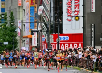 Los atletas compiten en la final de maratón masculina durante el Campeonato Mundial de Atletismo en Tokio el 15 de septiembre de 2025. (Andrej ISAKOVIC / AFP)