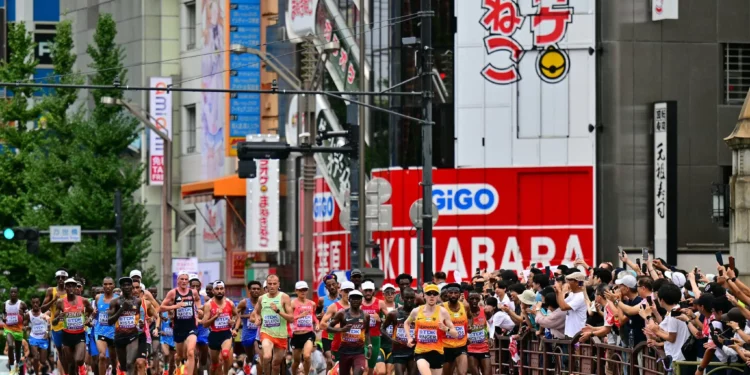 Los atletas compiten en la final de maratón masculina durante el Campeonato Mundial de Atletismo en Tokio el 15 de septiembre de 2025. (Andrej ISAKOVIC / AFP)
