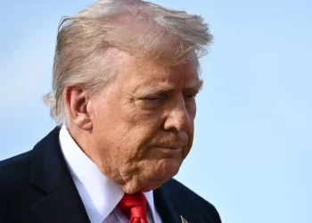 El presidente de Estados Unidos, Donald Trump, se prepara para abordar el Air Force One en la Base Conjunta Andrews, Maryland, el 11 de septiembre de 2025. (Mandel NGAN / AFP)