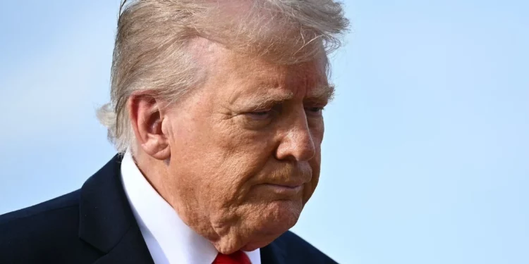 El presidente de Estados Unidos, Donald Trump, se prepara para abordar el Air Force One en la Base Conjunta Andrews, Maryland, el 11 de septiembre de 2025. (Mandel NGAN / AFP)