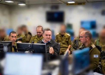 El ministro de Defensa, Israel Katz (centro), habla con oficiales en el cuartel general de la 162.ª División durante una importante ofensiva en la ciudad de Gaza, el 16 de septiembre de 2025. (Ariel Hermoni/Ministerio de Defensa)