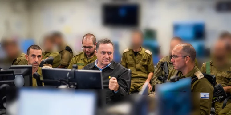 El ministro de Defensa, Israel Katz (centro), habla con oficiales en el cuartel general de la 162.ª División durante una importante ofensiva en la ciudad de Gaza, el 16 de septiembre de 2025. (Ariel Hermoni/Ministerio de Defensa)