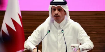 El primer ministro y ministro de Asuntos Exteriores de Qatar, Mohammed bin Abdulrahman al-Thani, pronuncia una conferencia de prensa tras los ataques israelíes en Doha el 9 de septiembre de 2025. (Karim JAAFAR / AFP)